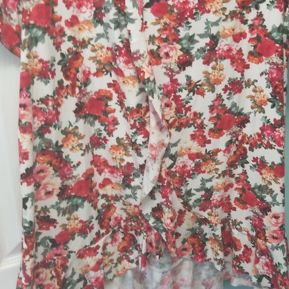 White w red flowers top - Picture 3 of 3